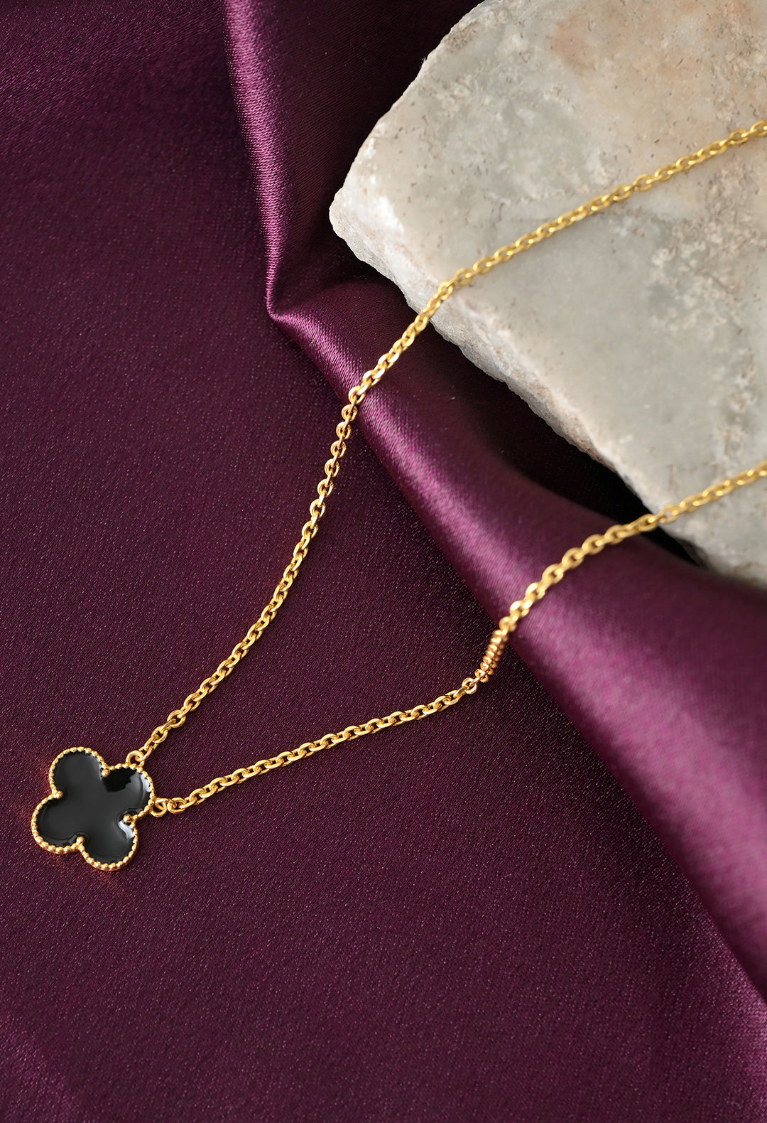 Necklace With Onyx Clover
